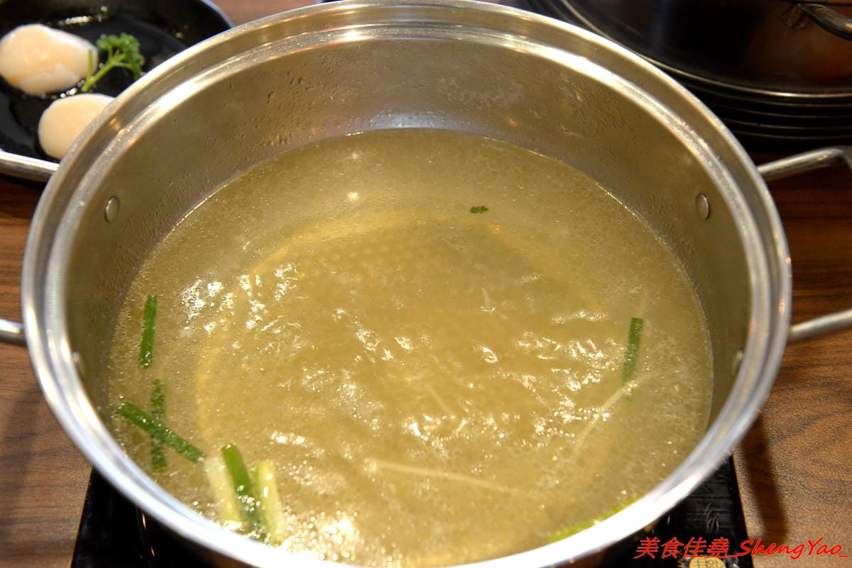 [台中沙鹿]絕品火鍋二訪 – 沙鹿第一家賣蒸氣鍋的鍋物餐廳,最便宜的雙人價千元有找,海鮮食材新鮮度有到位,份量也OK,火鍋湯頭口味獨特,肉類品質有水準。(已歇業)