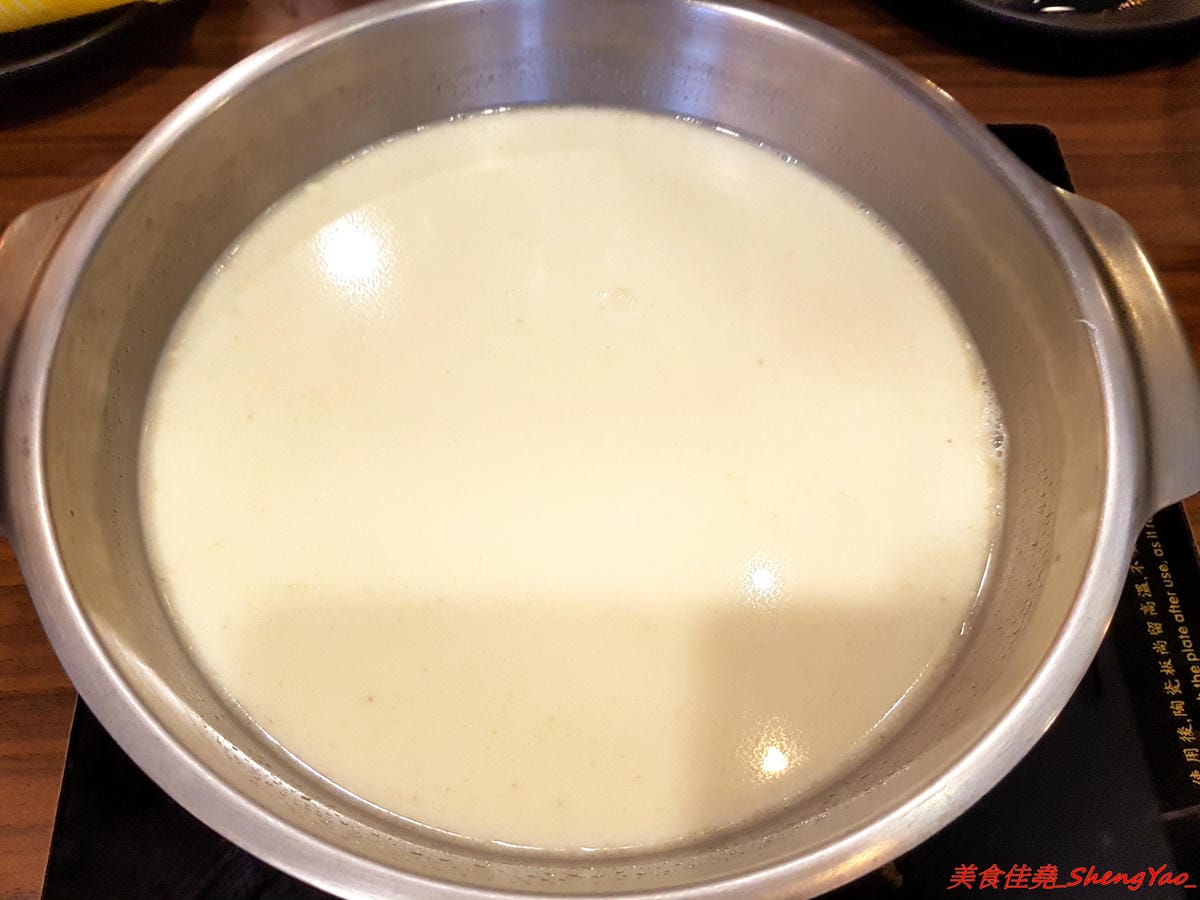 [台中沙鹿]絕品火鍋二訪 – 沙鹿第一家賣蒸氣鍋的鍋物餐廳,最便宜的雙人價千元有找,海鮮食材新鮮度有到位,份量也OK,火鍋湯頭口味獨特,肉類品質有水準。(已歇業)