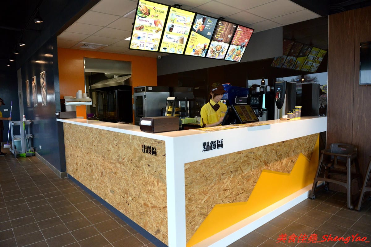 [台中清水]高美Gaomei台灣專業手扒雞 – 台中海線第一家手扒雞專賣店,高美濕地新美食地標,手扒雞好好吃,外皮油香、肉嫩夠味、肉汁飽滿,開幕期間打卡有送店家手做布丁。
