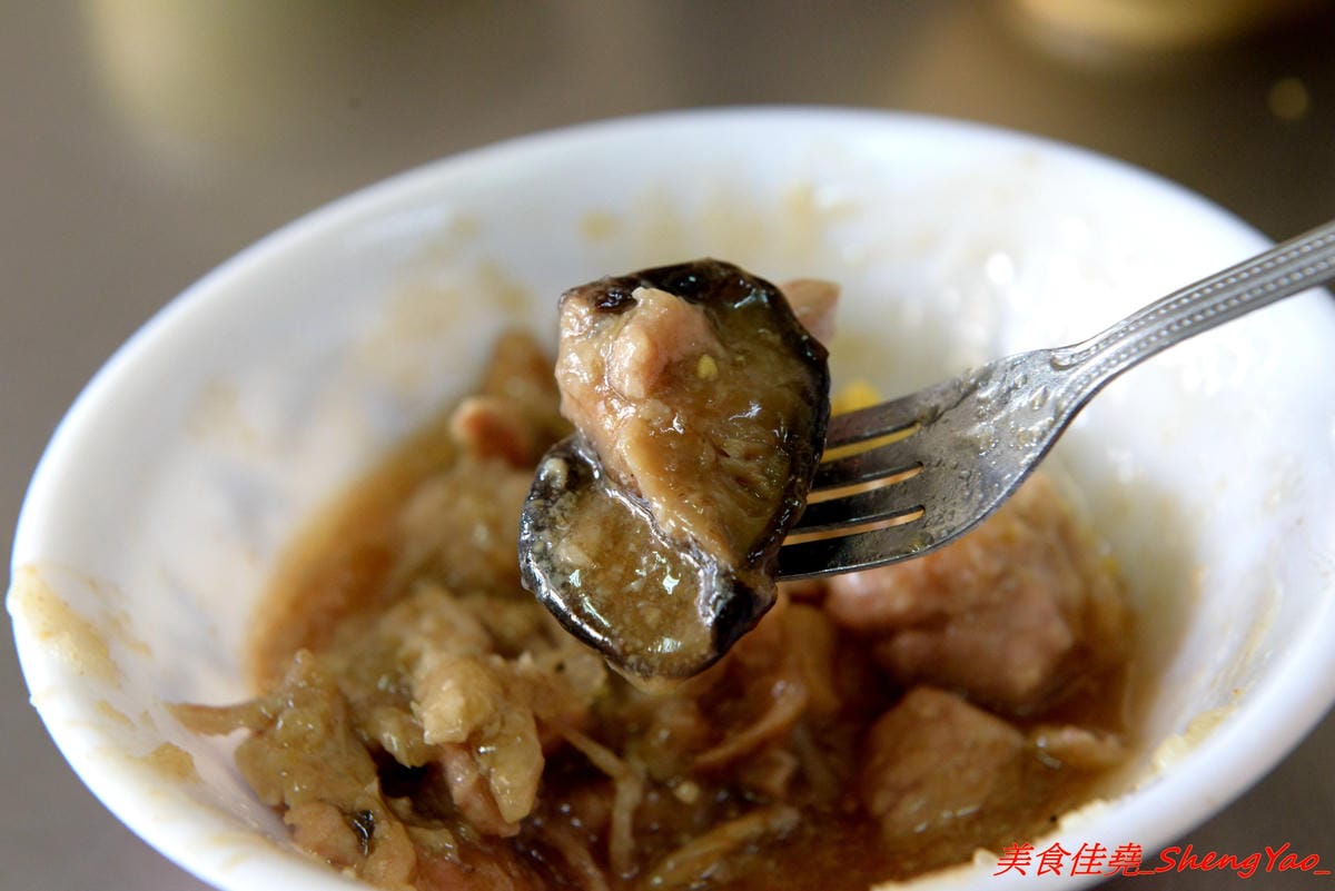 [彰化]北門口肉圓 – 彰化知名肉圓老店,傳說中比雞腿便當還貴、一顆要價一100元的高級肉圓,肉圓外皮外酥內Q、嚼勁十足,內餡添加了干貝,口味獨特還不錯吃。