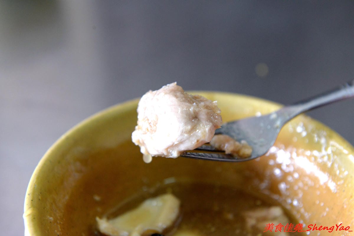 [彰化]北門口肉圓 – 彰化知名肉圓老店,傳說中比雞腿便當還貴、一顆要價一100元的高級肉圓,肉圓外皮外酥內Q、嚼勁十足,內餡添加了干貝,口味獨特還不錯吃。
