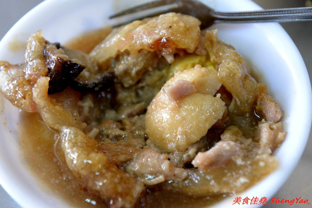 [彰化]北門口肉圓 – 彰化知名肉圓老店,傳說中比雞腿便當還貴、一顆要價一100元的高級肉圓,肉圓外皮外酥內Q、嚼勁十足,內餡添加了干貝,口味獨特還不錯吃。