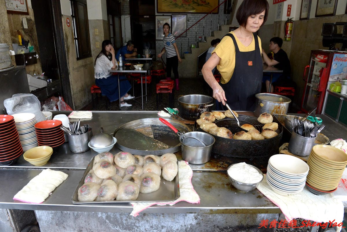 [彰化]北門口肉圓 – 彰化知名肉圓老店,傳說中比雞腿便當還貴、一顆要價一100元的高級肉圓,肉圓外皮外酥內Q、嚼勁十足,內餡添加了干貝,口味獨特還不錯吃。