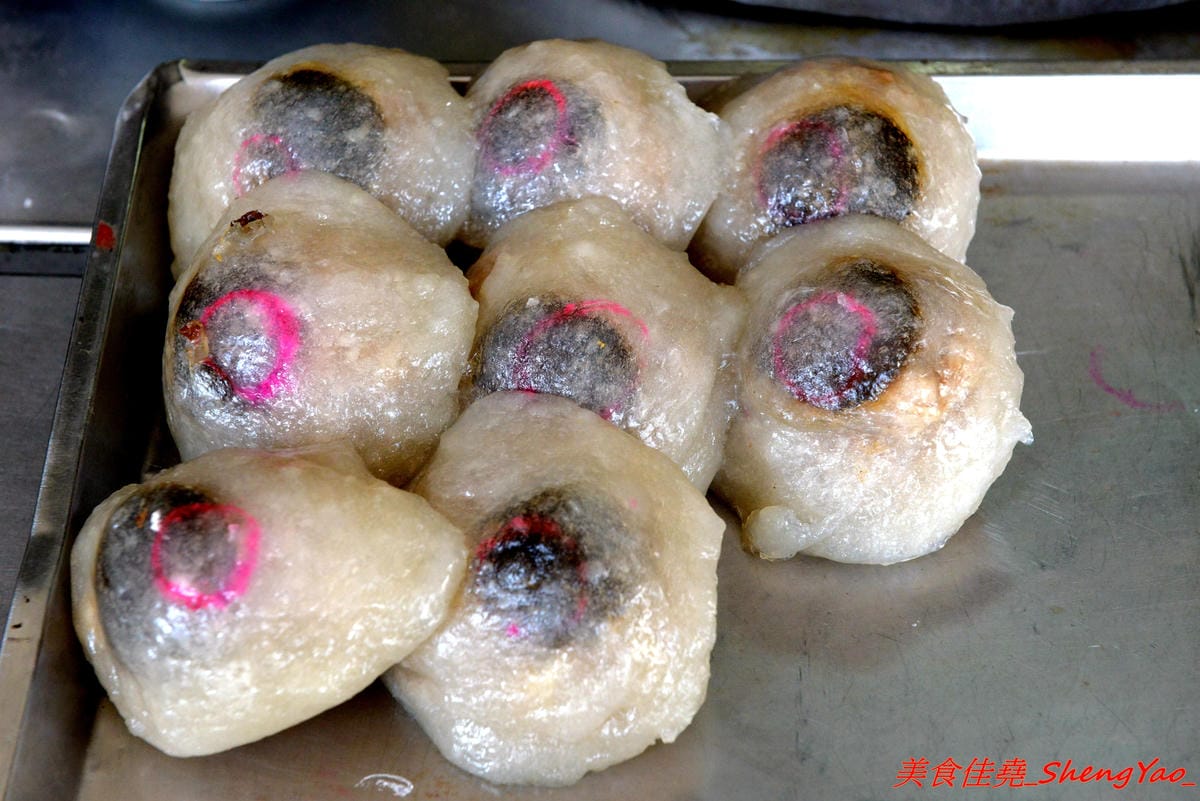 [彰化]北門口肉圓 – 彰化知名肉圓老店,傳說中比雞腿便當還貴、一顆要價一100元的高級肉圓,肉圓外皮外酥內Q、嚼勁十足,內餡添加了干貝,口味獨特還不錯吃。