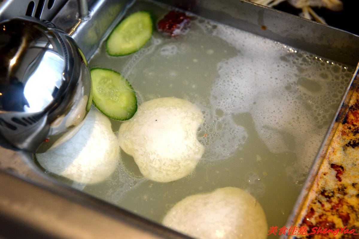 [台中西屯]海底撈火鍋台中大遠百店 – 海底撈火鍋台中店開始試賣,火鍋湯底湯頭有特色,東西新鮮不錯吃,專人桌邊服務貼心至極,還會幫單身客人找伴XD,用餐時還有拉麵表演和變臉秀表現,不限用