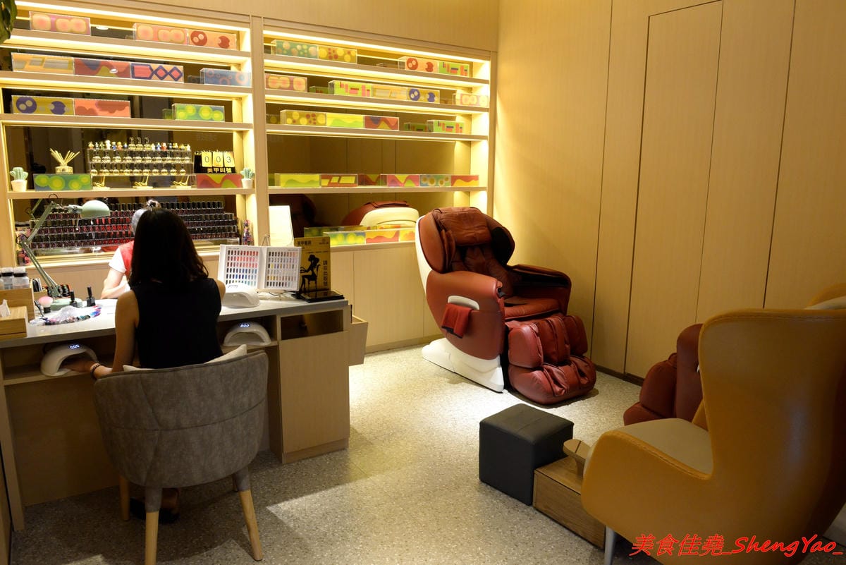 [台中西屯]海底撈火鍋台中大遠百店 – 海底撈火鍋台中店開始試賣,火鍋湯底湯頭有特色,東西新鮮不錯吃,專人桌邊服務貼心至極,還會幫單身客人找伴XD,用餐時還有拉麵表演和變臉秀表現,不限用