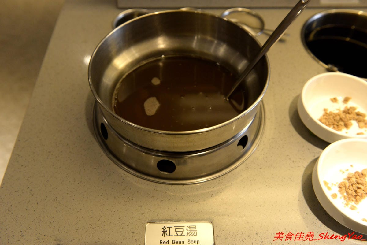 [台中西屯]海底撈火鍋台中大遠百店 – 海底撈火鍋台中店開始試賣,火鍋湯底湯頭有特色,東西新鮮不錯吃,專人桌邊服務貼心至極,還會幫單身客人找伴XD,用餐時還有拉麵表演和變臉秀表現,不限用