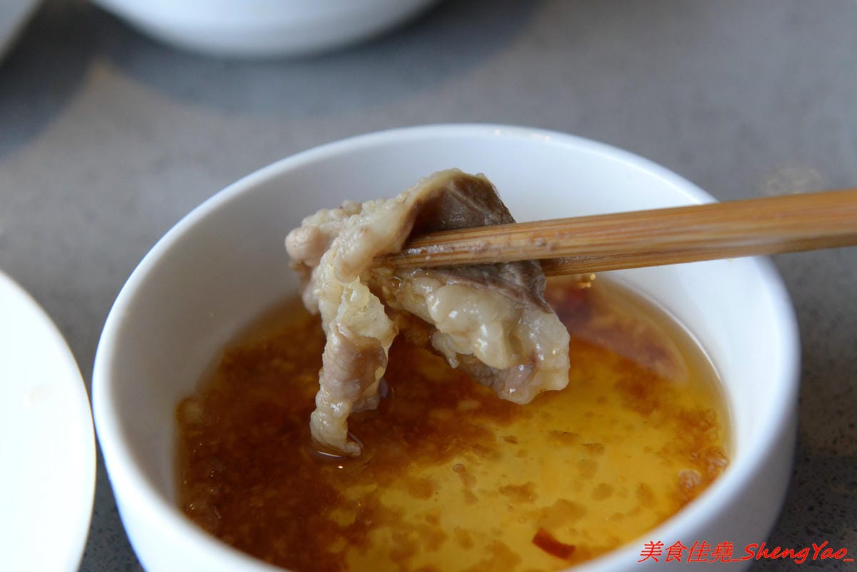 [台中西屯]海底撈火鍋台中大遠百店 – 海底撈火鍋台中店開始試賣,火鍋湯底湯頭有特色,東西新鮮不錯吃,專人桌邊服務貼心至極,還會幫單身客人找伴XD,用餐時還有拉麵表演和變臉秀表現,不限用