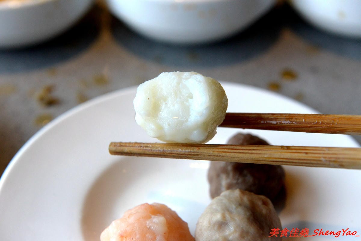 [台中西屯]海底撈火鍋台中大遠百店 – 海底撈火鍋台中店開始試賣,火鍋湯底湯頭有特色,東西新鮮不錯吃,專人桌邊服務貼心至極,還會幫單身客人找伴XD,用餐時還有拉麵表演和變臉秀表現,不限用