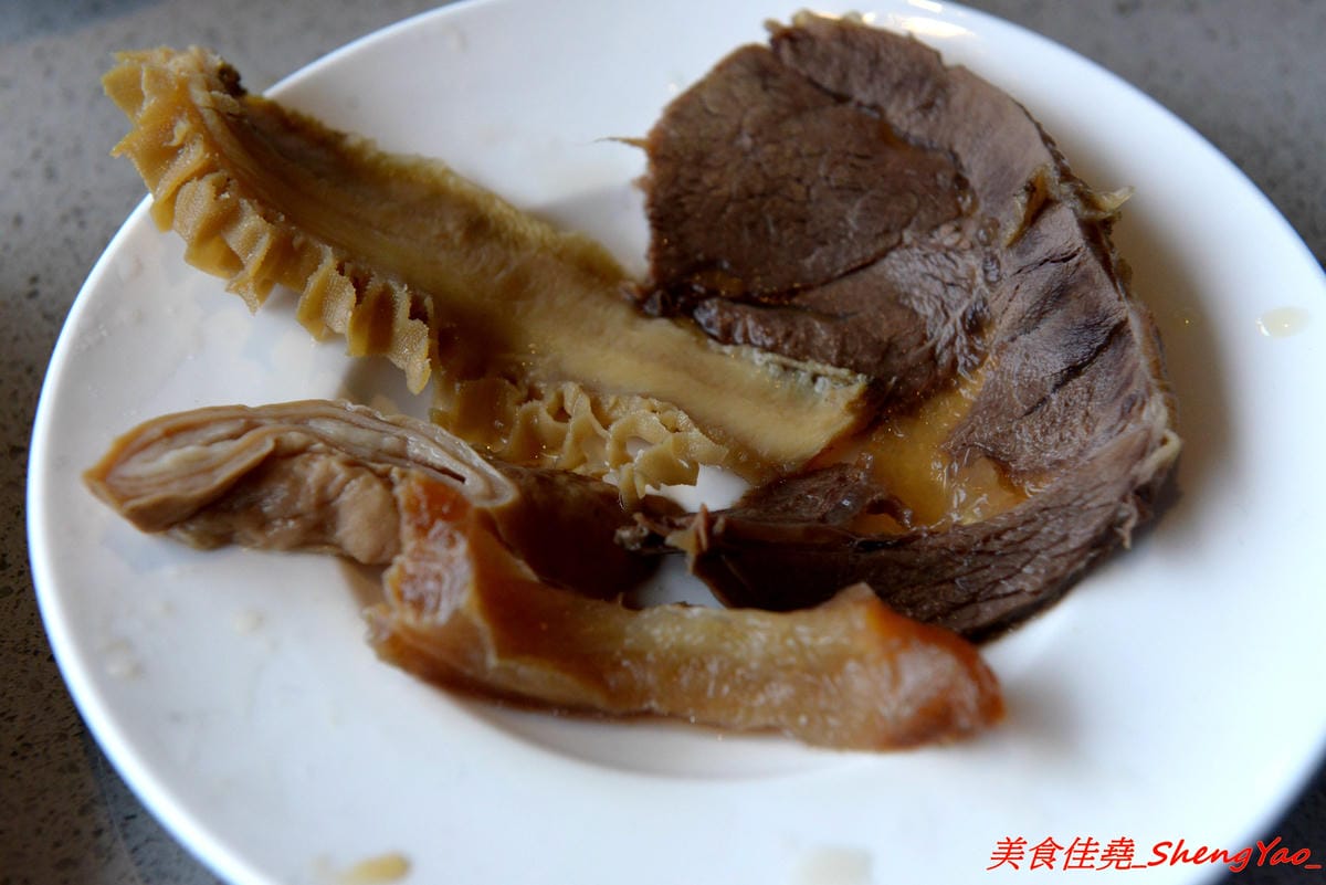[台中西屯]海底撈火鍋台中大遠百店 – 海底撈火鍋台中店開始試賣,火鍋湯底湯頭有特色,東西新鮮不錯吃,專人桌邊服務貼心至極,還會幫單身客人找伴XD,用餐時還有拉麵表演和變臉秀表現,不限用