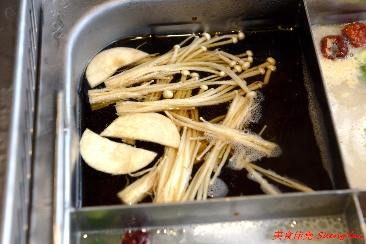 [台中西屯]海底撈火鍋台中大遠百店 – 海底撈火鍋台中店開始試賣,火鍋湯底湯頭有特色,東西新鮮不錯吃,專人桌邊服務貼心至極,還會幫單身客人找伴XD,用餐時還有拉麵表演和變臉秀表現,不限用