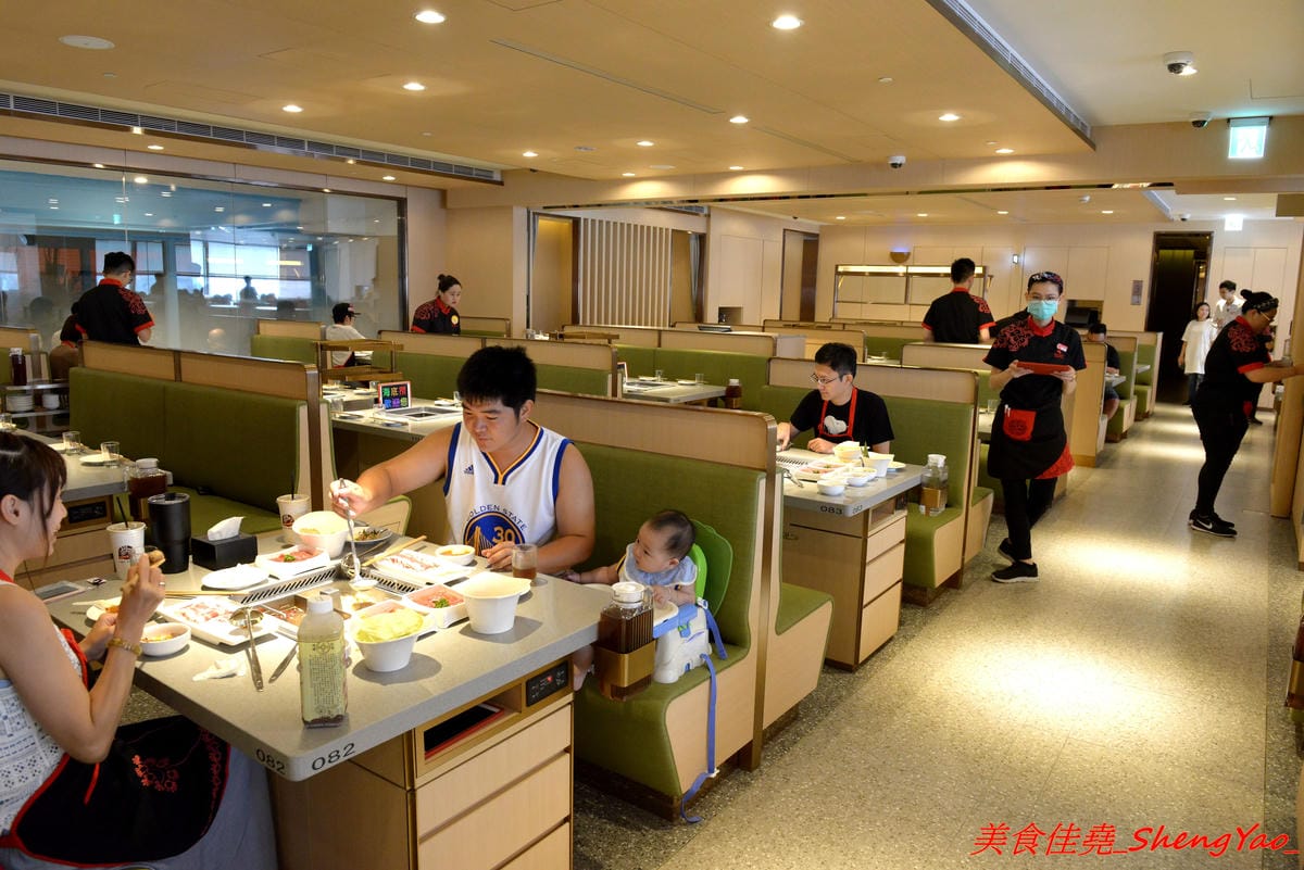 [台中西屯]海底撈火鍋台中大遠百店 – 海底撈火鍋台中店開始試賣,火鍋湯底湯頭有特色,東西新鮮不錯吃,專人桌邊服務貼心至極,還會幫單身客人找伴XD,用餐時還有拉麵表演和變臉秀表現,不限用