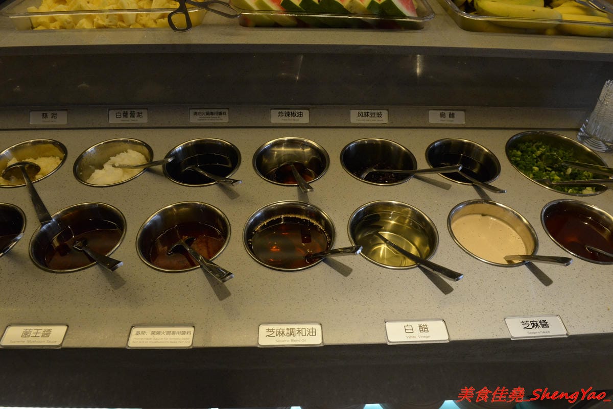 [台中西屯]海底撈火鍋台中大遠百店 – 海底撈火鍋台中店開始試賣,火鍋湯底湯頭有特色,東西新鮮不錯吃,專人桌邊服務貼心至極,還會幫單身客人找伴XD,用餐時還有拉麵表演和變臉秀表現,不限用