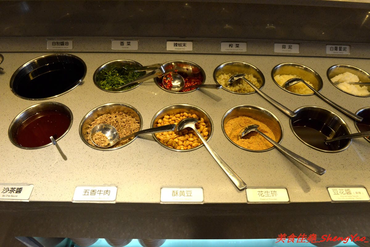 [台中西屯]海底撈火鍋台中大遠百店 – 海底撈火鍋台中店開始試賣,火鍋湯底湯頭有特色,東西新鮮不錯吃,專人桌邊服務貼心至極,還會幫單身客人找伴XD,用餐時還有拉麵表演和變臉秀表現,不限用