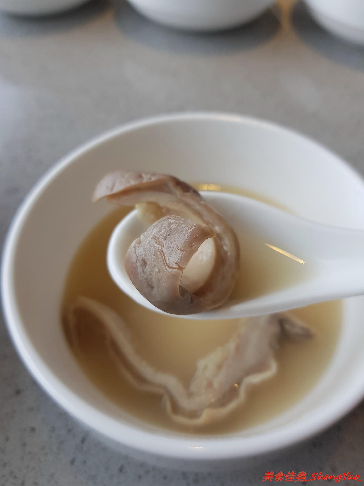 [台中西屯]海底撈火鍋台中大遠百店 – 海底撈火鍋台中店開始試賣,火鍋湯底湯頭有特色,東西新鮮不錯吃,專人桌邊服務貼心至極,還會幫單身客人找伴XD,用餐時還有拉麵表演和變臉秀表現,不限用