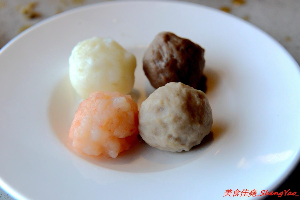 [台中西屯]海底撈火鍋台中大遠百店 – 海底撈火鍋台中店開始試賣,火鍋湯底湯頭有特色,東西新鮮不錯吃,專人桌邊服務貼心至極,還會幫單身客人找伴XD,用餐時還有拉麵表演和變臉秀表現,不限用