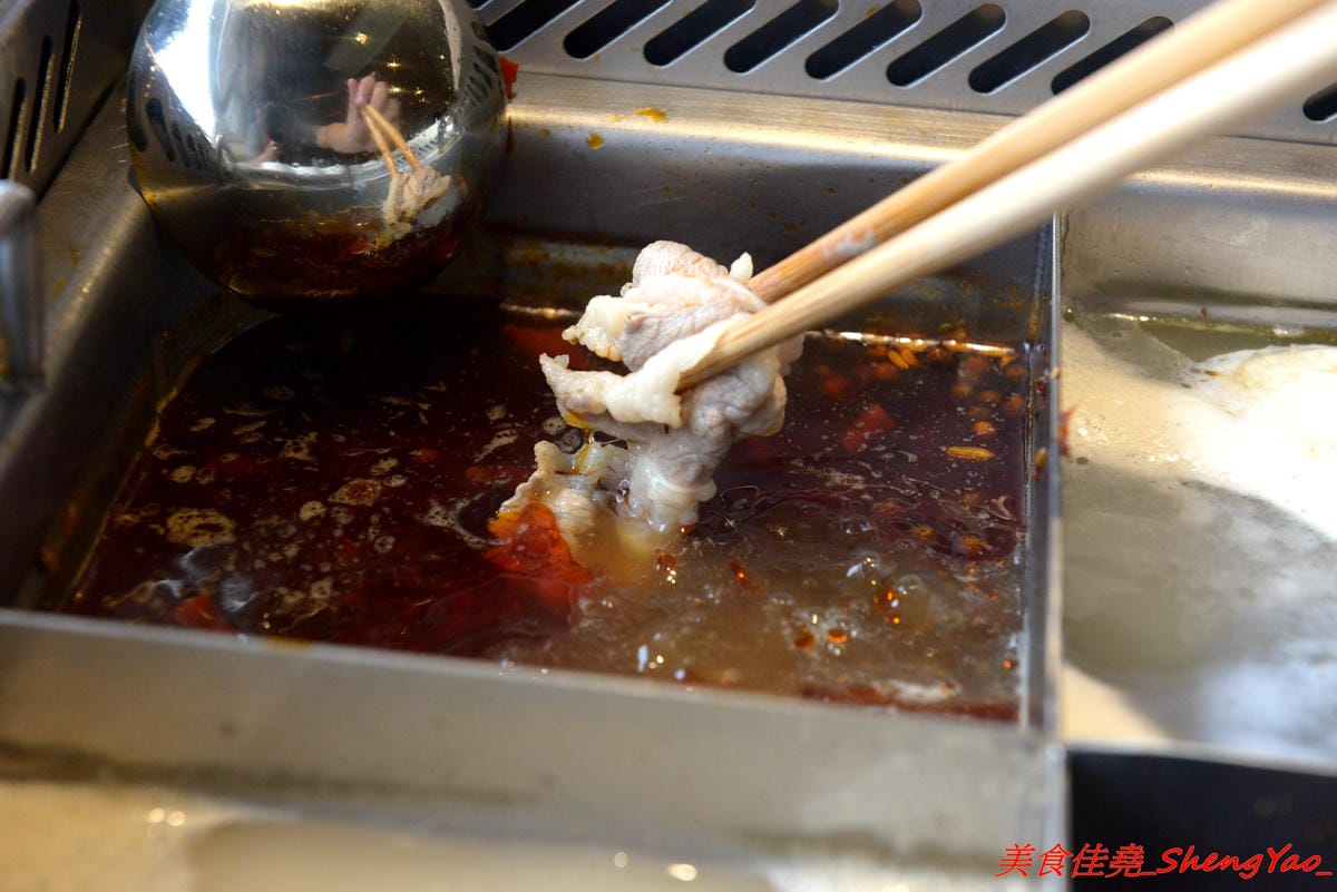 [台中西屯]海底撈火鍋台中大遠百店 – 海底撈火鍋台中店開始試賣,火鍋湯底湯頭有特色,東西新鮮不錯吃,專人桌邊服務貼心至極,還會幫單身客人找伴XD,用餐時還有拉麵表演和變臉秀表現,不限用