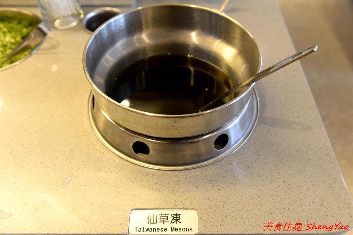 [台中西屯]海底撈火鍋台中大遠百店 – 海底撈火鍋台中店開始試賣,火鍋湯底湯頭有特色,東西新鮮不錯吃,專人桌邊服務貼心至極,還會幫單身客人找伴XD,用餐時還有拉麵表演和變臉秀表現,不限用