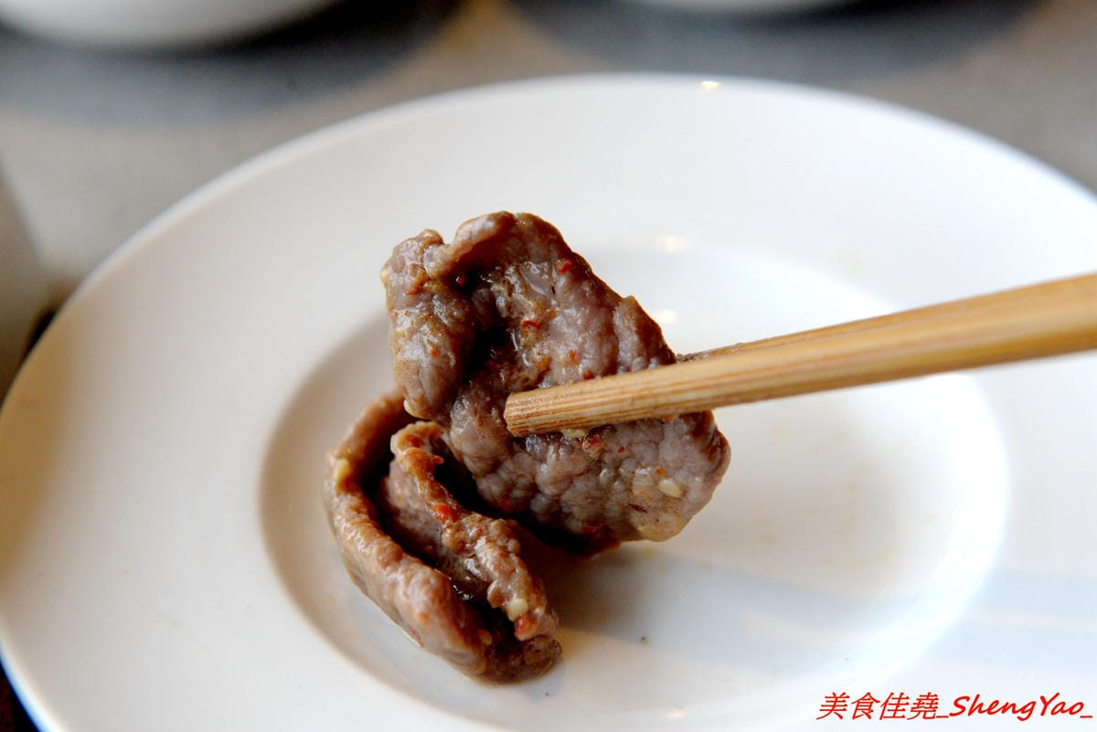 [台中西屯]海底撈火鍋台中大遠百店 – 海底撈火鍋台中店開始試賣,火鍋湯底湯頭有特色,東西新鮮不錯吃,專人桌邊服務貼心至極,還會幫單身客人找伴XD,用餐時還有拉麵表演和變臉秀表現,不限用