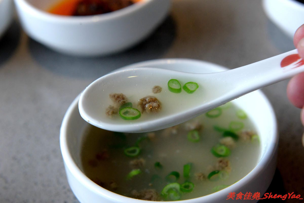 [台中西屯]海底撈火鍋台中大遠百店 – 海底撈火鍋台中店開始試賣,火鍋湯底湯頭有特色,東西新鮮不錯吃,專人桌邊服務貼心至極,還會幫單身客人找伴XD,用餐時還有拉麵表演和變臉秀表現,不限用
