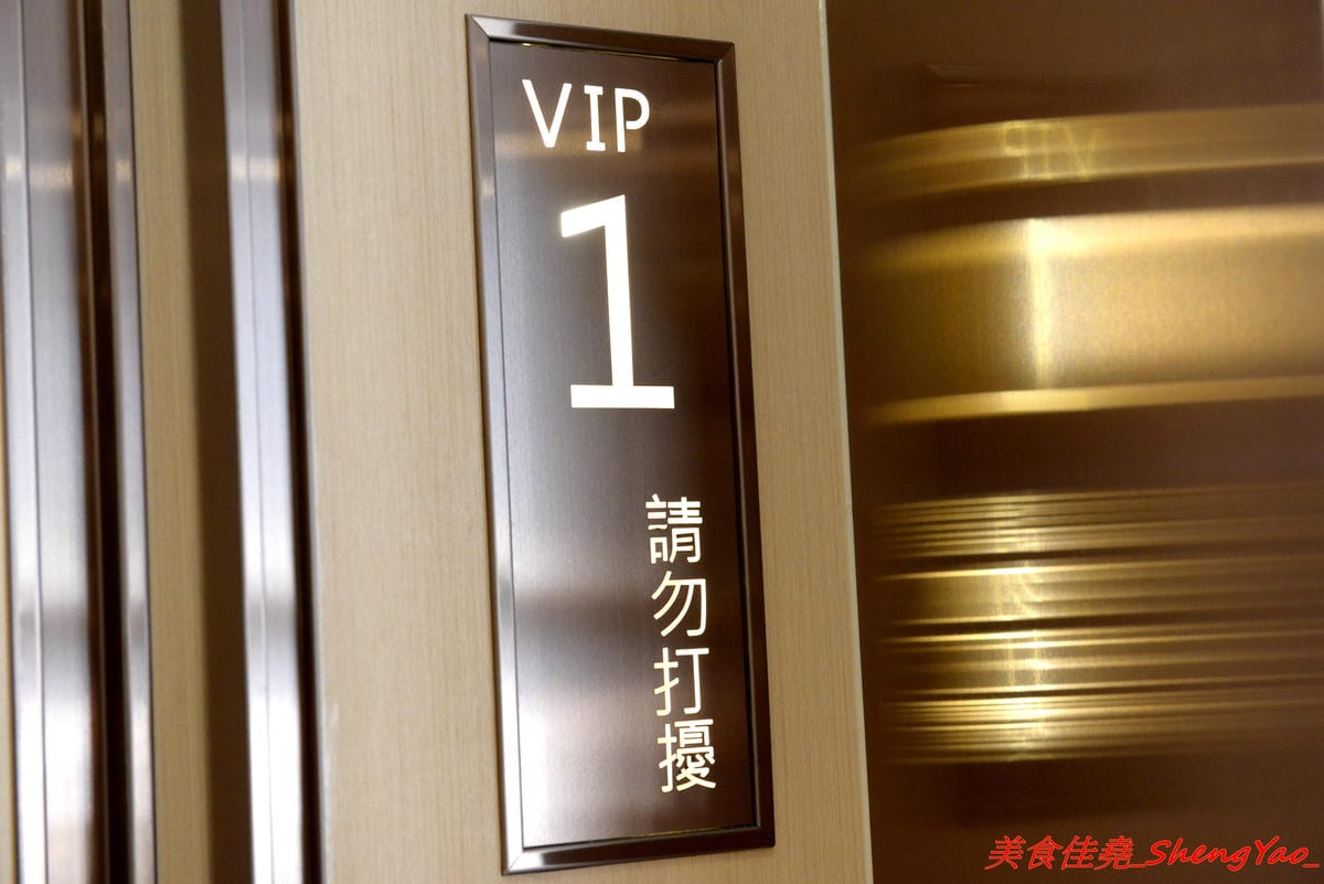 [台中西屯]海底撈火鍋台中大遠百店 – 海底撈火鍋台中店開始試賣,火鍋湯底湯頭有特色,東西新鮮不錯吃,專人桌邊服務貼心至極,還會幫單身客人找伴XD,用餐時還有拉麵表演和變臉秀表現,不限用