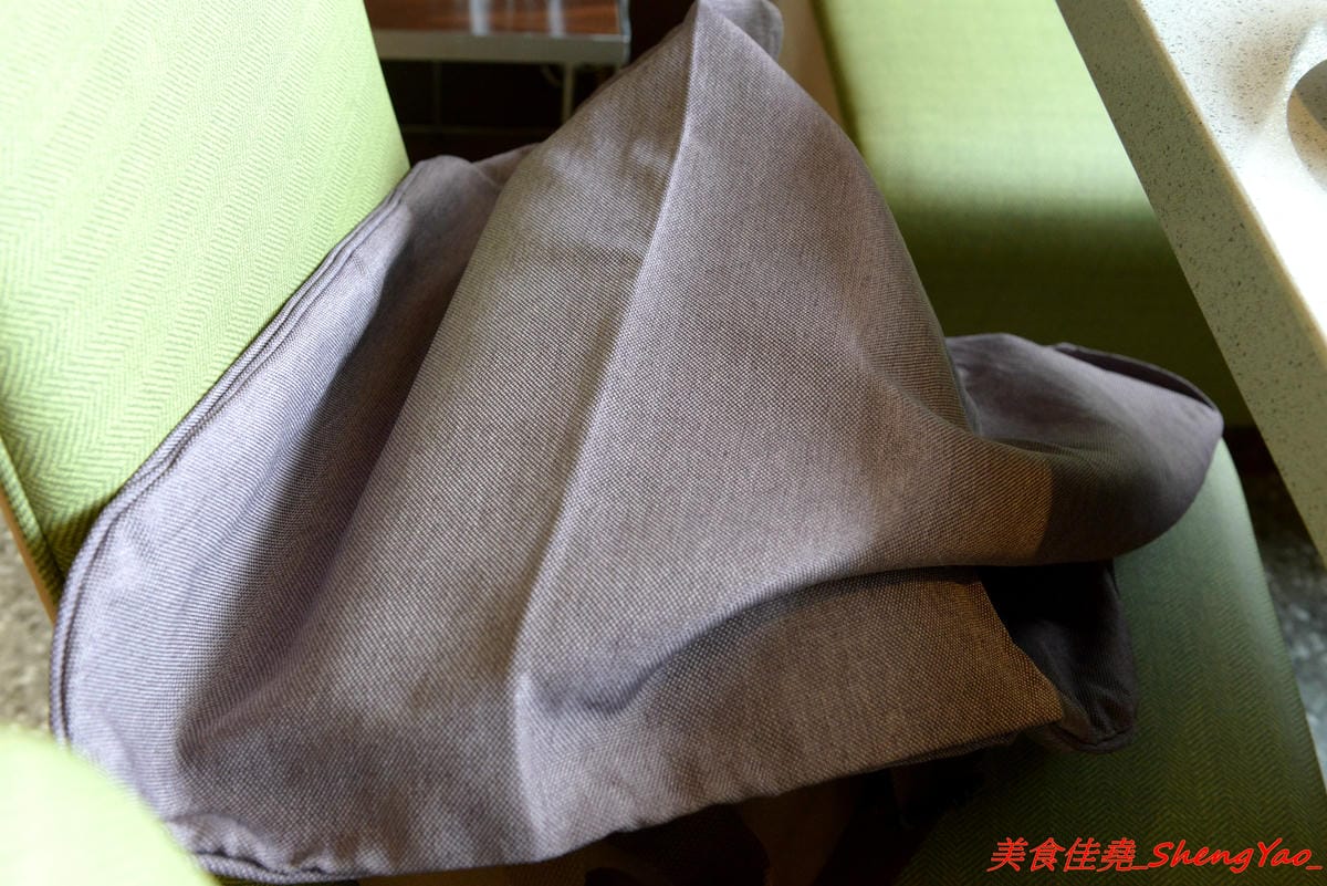 [台中西屯]海底撈火鍋台中大遠百店 – 海底撈火鍋台中店開始試賣,火鍋湯底湯頭有特色,東西新鮮不錯吃,專人桌邊服務貼心至極,還會幫單身客人找伴XD,用餐時還有拉麵表演和變臉秀表現,不限用
