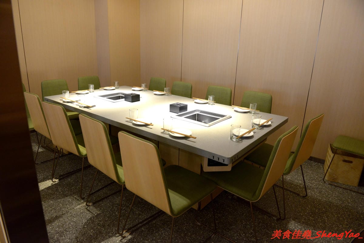 [台中西屯]海底撈火鍋台中大遠百店 – 海底撈火鍋台中店開始試賣,火鍋湯底湯頭有特色,東西新鮮不錯吃,專人桌邊服務貼心至極,還會幫單身客人找伴XD,用餐時還有拉麵表演和變臉秀表現,不限用