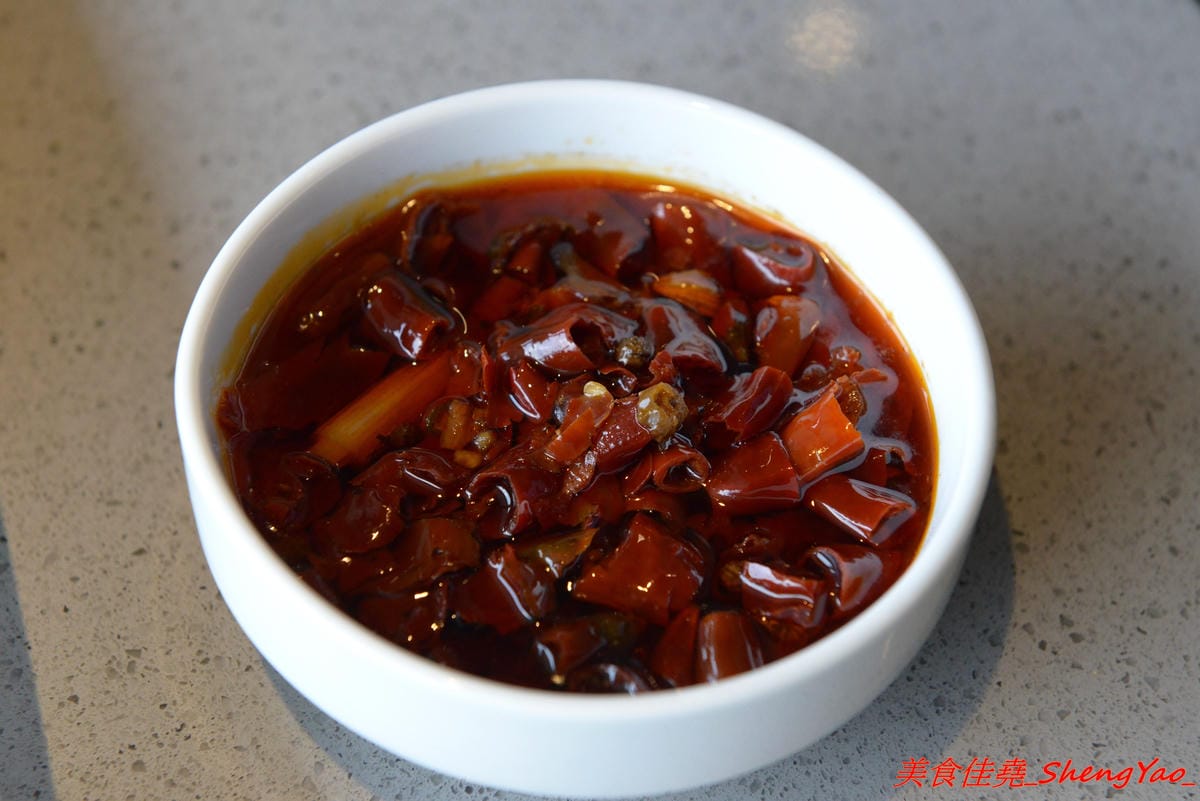 [台中西屯]海底撈火鍋台中大遠百店 – 海底撈火鍋台中店開始試賣,火鍋湯底湯頭有特色,東西新鮮不錯吃,專人桌邊服務貼心至極,還會幫單身客人找伴XD,用餐時還有拉麵表演和變臉秀表現,不限用