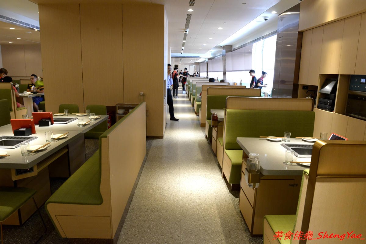 [台中西屯]海底撈火鍋台中大遠百店 – 海底撈火鍋台中店開始試賣,火鍋湯底湯頭有特色,東西新鮮不錯吃,專人桌邊服務貼心至極,還會幫單身客人找伴XD,用餐時還有拉麵表演和變臉秀表現,不限用