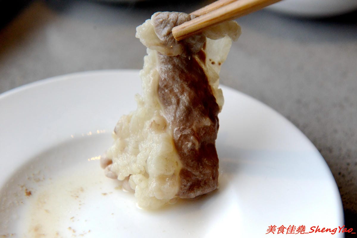 [台中西屯]海底撈火鍋台中大遠百店 – 海底撈火鍋台中店開始試賣,火鍋湯底湯頭有特色,東西新鮮不錯吃,專人桌邊服務貼心至極,還會幫單身客人找伴XD,用餐時還有拉麵表演和變臉秀表現,不限用