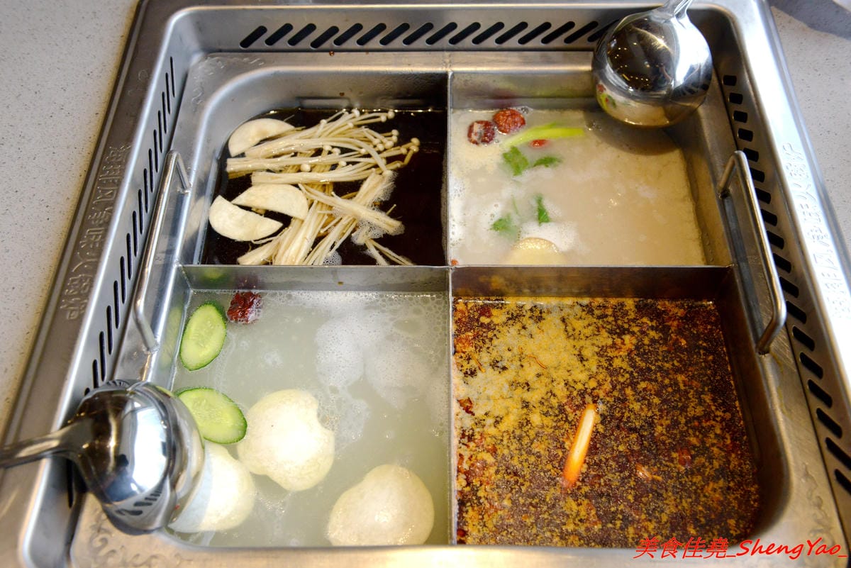 [台中西屯]海底撈火鍋台中大遠百店 – 海底撈火鍋台中店開始試賣,火鍋湯底湯頭有特色,東西新鮮不錯吃,專人桌邊服務貼心至極,還會幫單身客人找伴XD,用餐時還有拉麵表演和變臉秀表現,不限用
