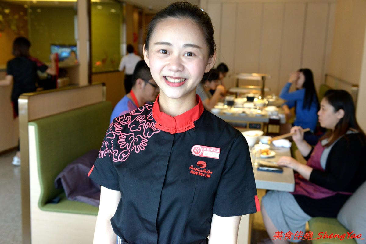 [台中西屯]海底撈火鍋台中大遠百店 – 海底撈火鍋台中店開始試賣,火鍋湯底湯頭有特色,東西新鮮不錯吃,專人桌邊服務貼心至極,還會幫單身客人找伴XD,用餐時還有拉麵表演和變臉秀表現,不限用