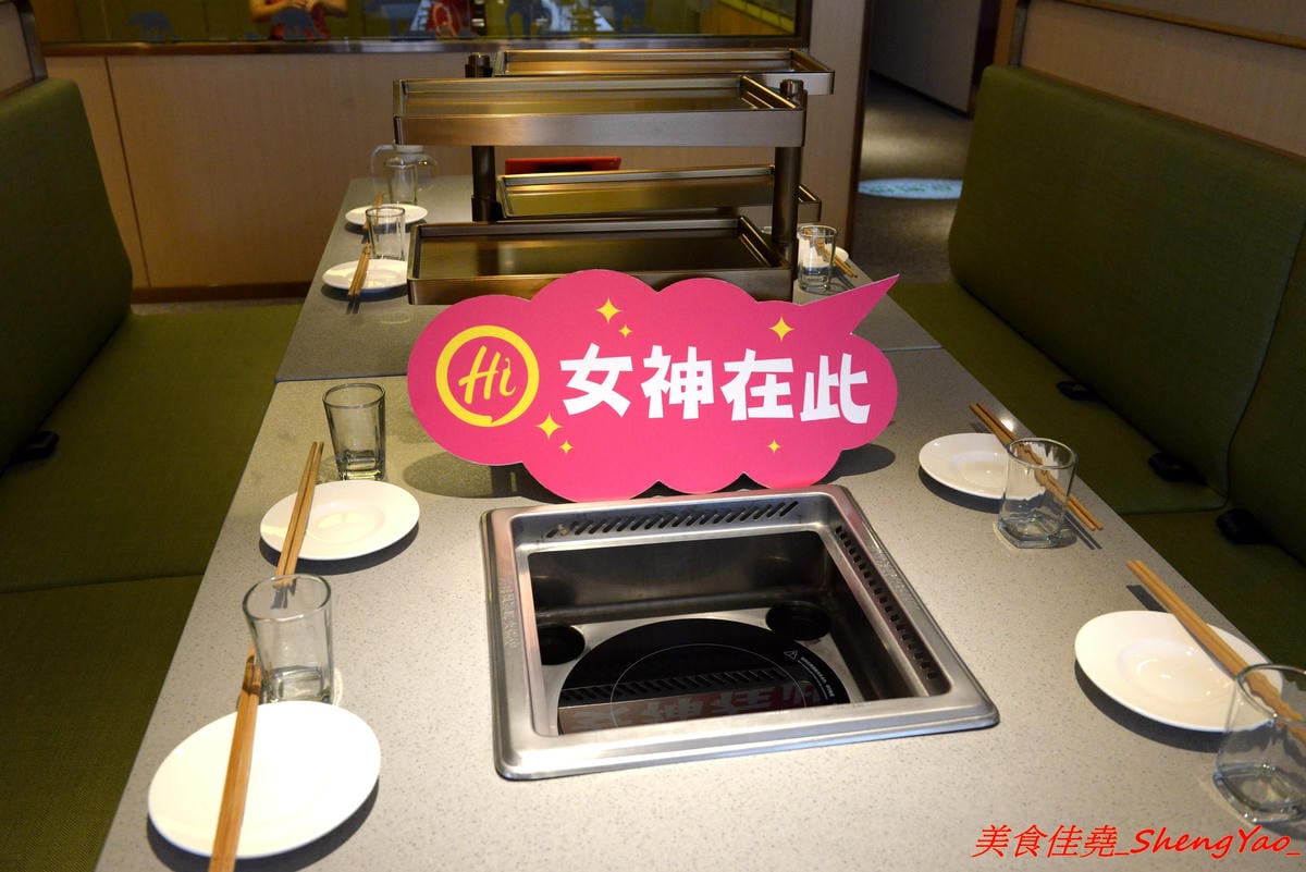 [台中西屯]海底撈火鍋台中大遠百店 – 海底撈火鍋台中店開始試賣,火鍋湯底湯頭有特色,東西新鮮不錯吃,專人桌邊服務貼心至極,還會幫單身客人找伴XD,用餐時還有拉麵表演和變臉秀表現,不限用