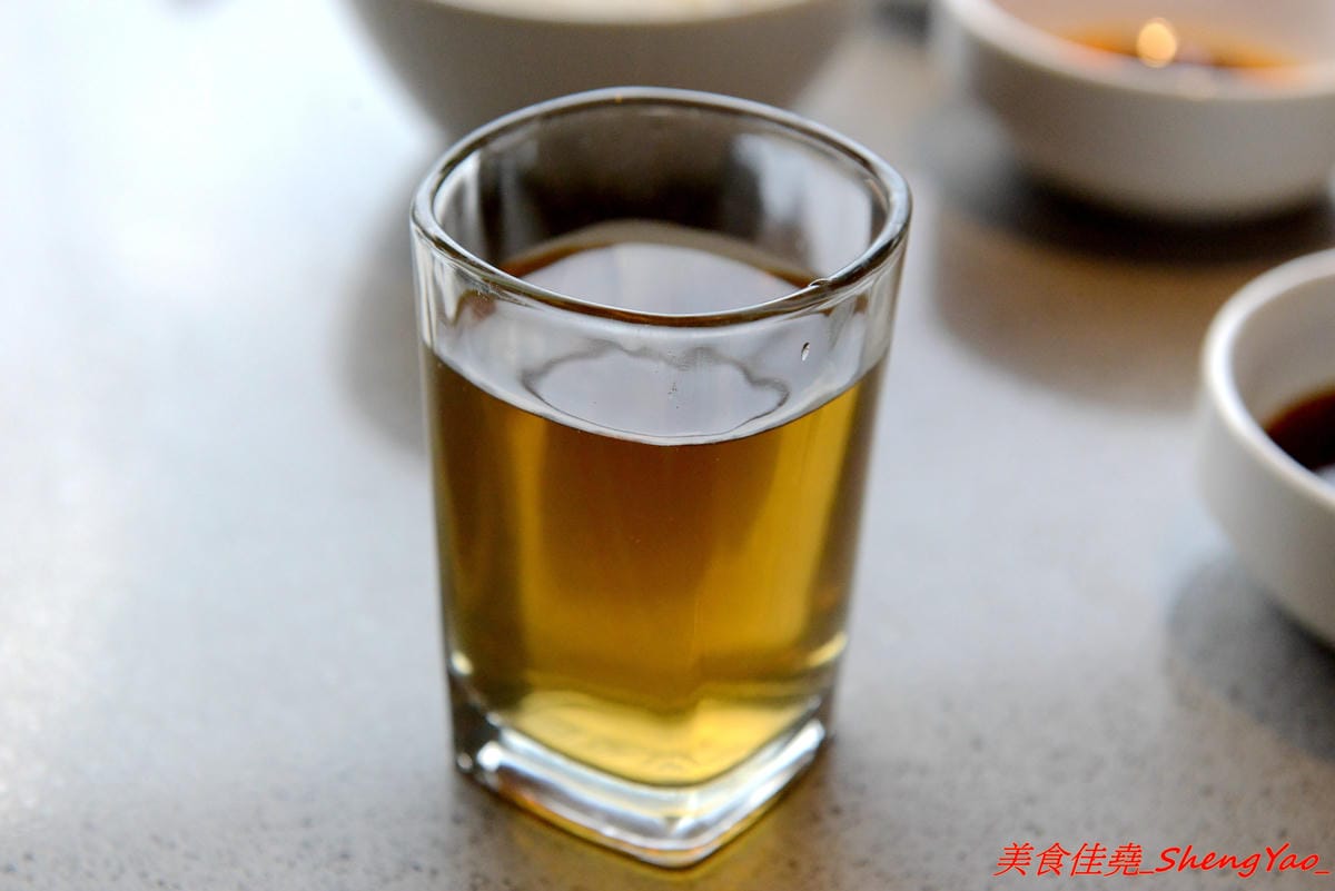 [台中西屯]海底撈火鍋台中大遠百店 – 海底撈火鍋台中店開始試賣,火鍋湯底湯頭有特色,東西新鮮不錯吃,專人桌邊服務貼心至極,還會幫單身客人找伴XD,用餐時還有拉麵表演和變臉秀表現,不限用