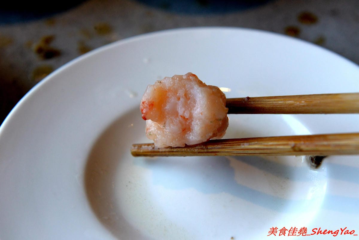 [台中西屯]海底撈火鍋台中大遠百店 – 海底撈火鍋台中店開始試賣,火鍋湯底湯頭有特色,東西新鮮不錯吃,專人桌邊服務貼心至極,還會幫單身客人找伴XD,用餐時還有拉麵表演和變臉秀表現,不限用