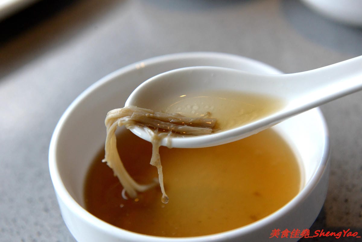 [台中西屯]海底撈火鍋台中大遠百店 – 海底撈火鍋台中店開始試賣,火鍋湯底湯頭有特色,東西新鮮不錯吃,專人桌邊服務貼心至極,還會幫單身客人找伴XD,用餐時還有拉麵表演和變臉秀表現,不限用
