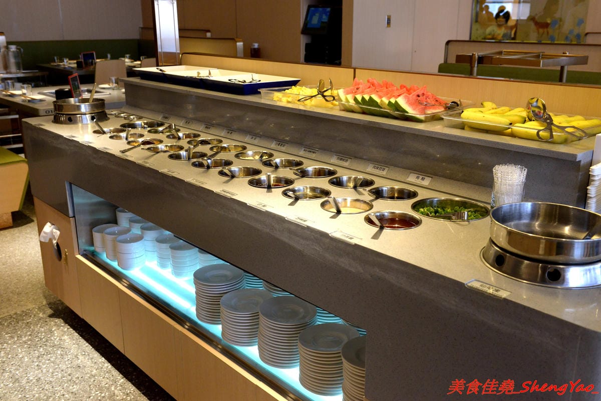 [台中西屯]海底撈火鍋台中大遠百店 – 海底撈火鍋台中店開始試賣,火鍋湯底湯頭有特色,東西新鮮不錯吃,專人桌邊服務貼心至極,還會幫單身客人找伴XD,用餐時還有拉麵表演和變臉秀表現,不限用