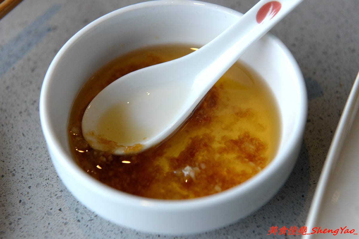 [台中西屯]海底撈火鍋台中大遠百店 – 海底撈火鍋台中店開始試賣,火鍋湯底湯頭有特色,東西新鮮不錯吃,專人桌邊服務貼心至極,還會幫單身客人找伴XD,用餐時還有拉麵表演和變臉秀表現,不限用