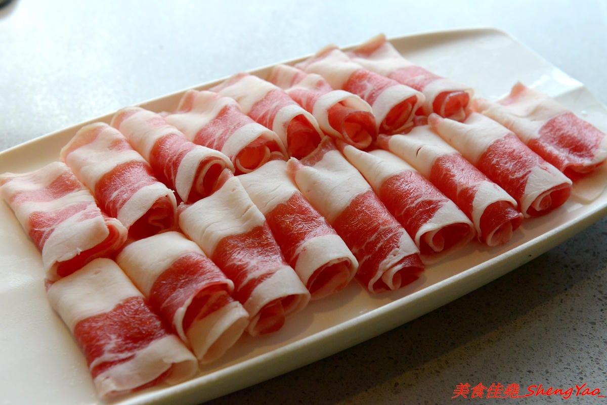 [台中西屯]海底撈火鍋台中大遠百店 – 海底撈火鍋台中店開始試賣,火鍋湯底湯頭有特色,東西新鮮不錯吃,專人桌邊服務貼心至極,還會幫單身客人找伴XD,用餐時還有拉麵表演和變臉秀表現,不限用