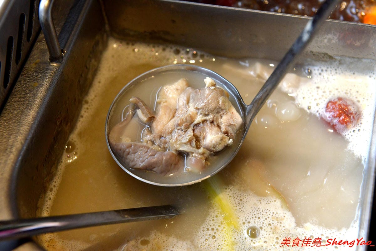 [台中西屯]海底撈火鍋台中大遠百店 – 海底撈火鍋台中店開始試賣,火鍋湯底湯頭有特色,東西新鮮不錯吃,專人桌邊服務貼心至極,還會幫單身客人找伴XD,用餐時還有拉麵表演和變臉秀表現,不限用