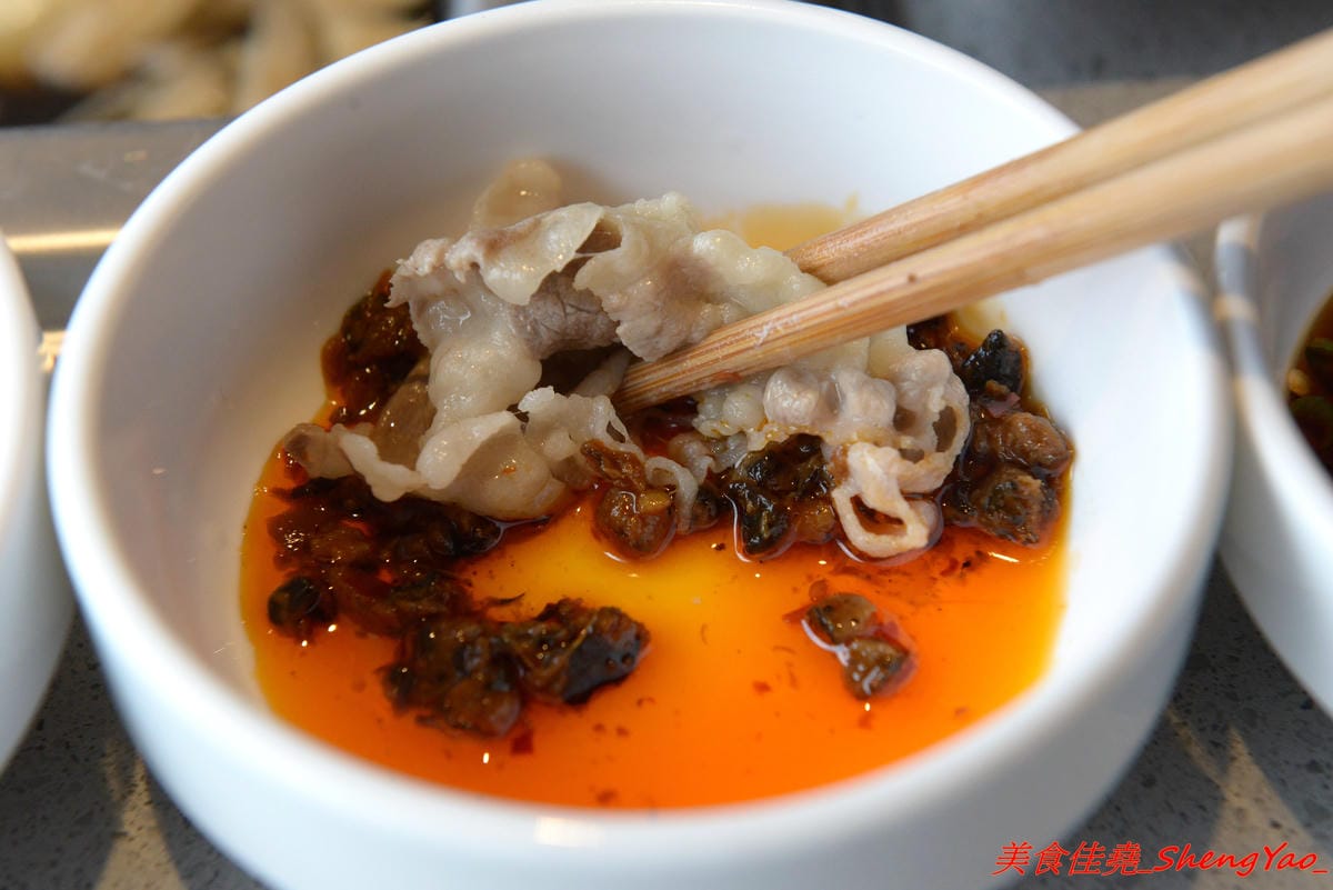 [台中西屯]海底撈火鍋台中大遠百店 – 海底撈火鍋台中店開始試賣,火鍋湯底湯頭有特色,東西新鮮不錯吃,專人桌邊服務貼心至極,還會幫單身客人找伴XD,用餐時還有拉麵表演和變臉秀表現,不限用