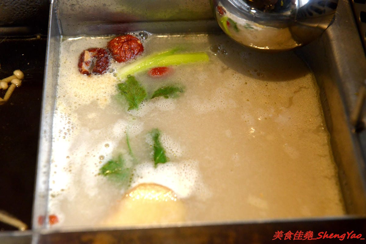 [台中西屯]海底撈火鍋台中大遠百店 – 海底撈火鍋台中店開始試賣,火鍋湯底湯頭有特色,東西新鮮不錯吃,專人桌邊服務貼心至極,還會幫單身客人找伴XD,用餐時還有拉麵表演和變臉秀表現,不限用