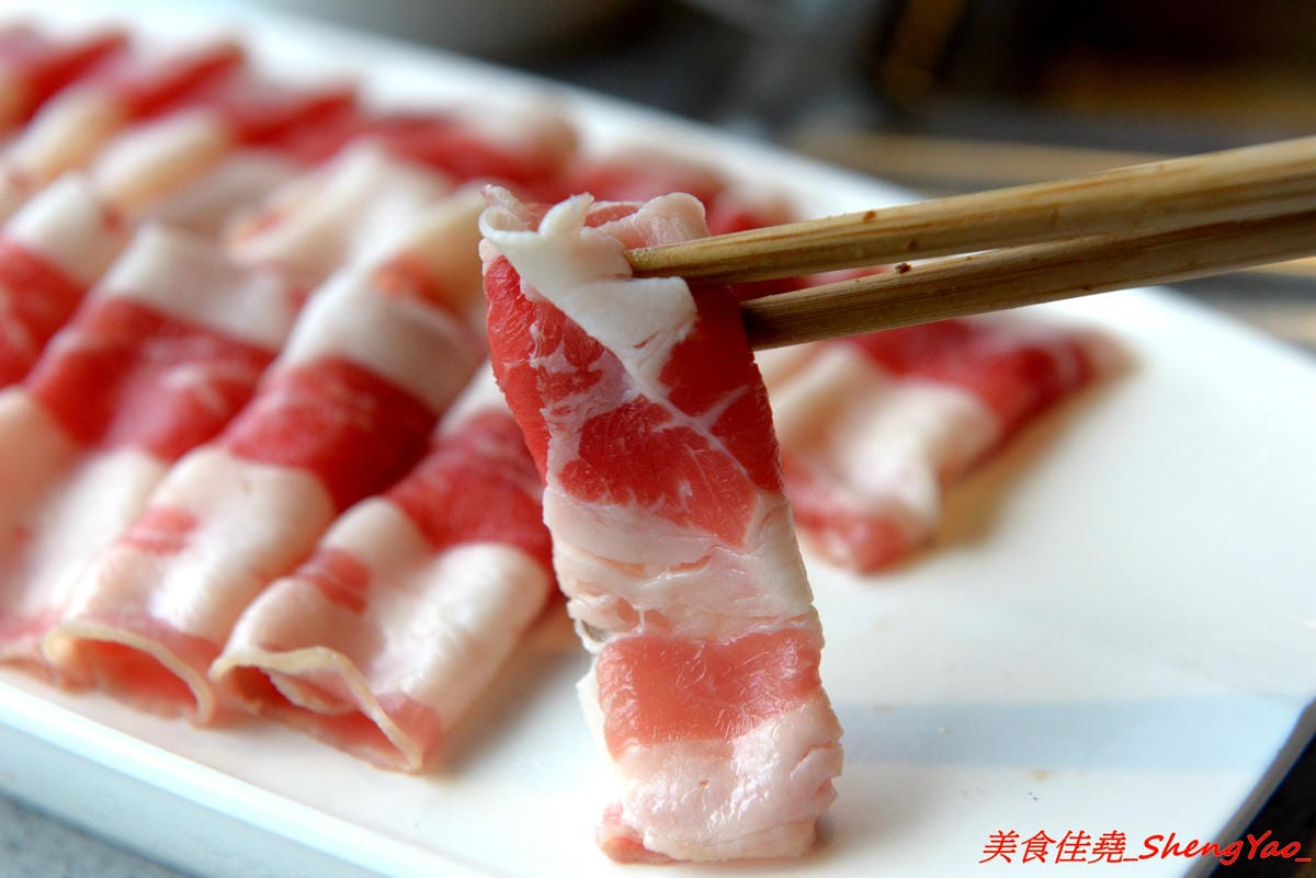 [台中西屯]海底撈火鍋台中大遠百店 – 海底撈火鍋台中店開始試賣,火鍋湯底湯頭有特色,東西新鮮不錯吃,專人桌邊服務貼心至極,還會幫單身客人找伴XD,用餐時還有拉麵表演和變臉秀表現,不限用