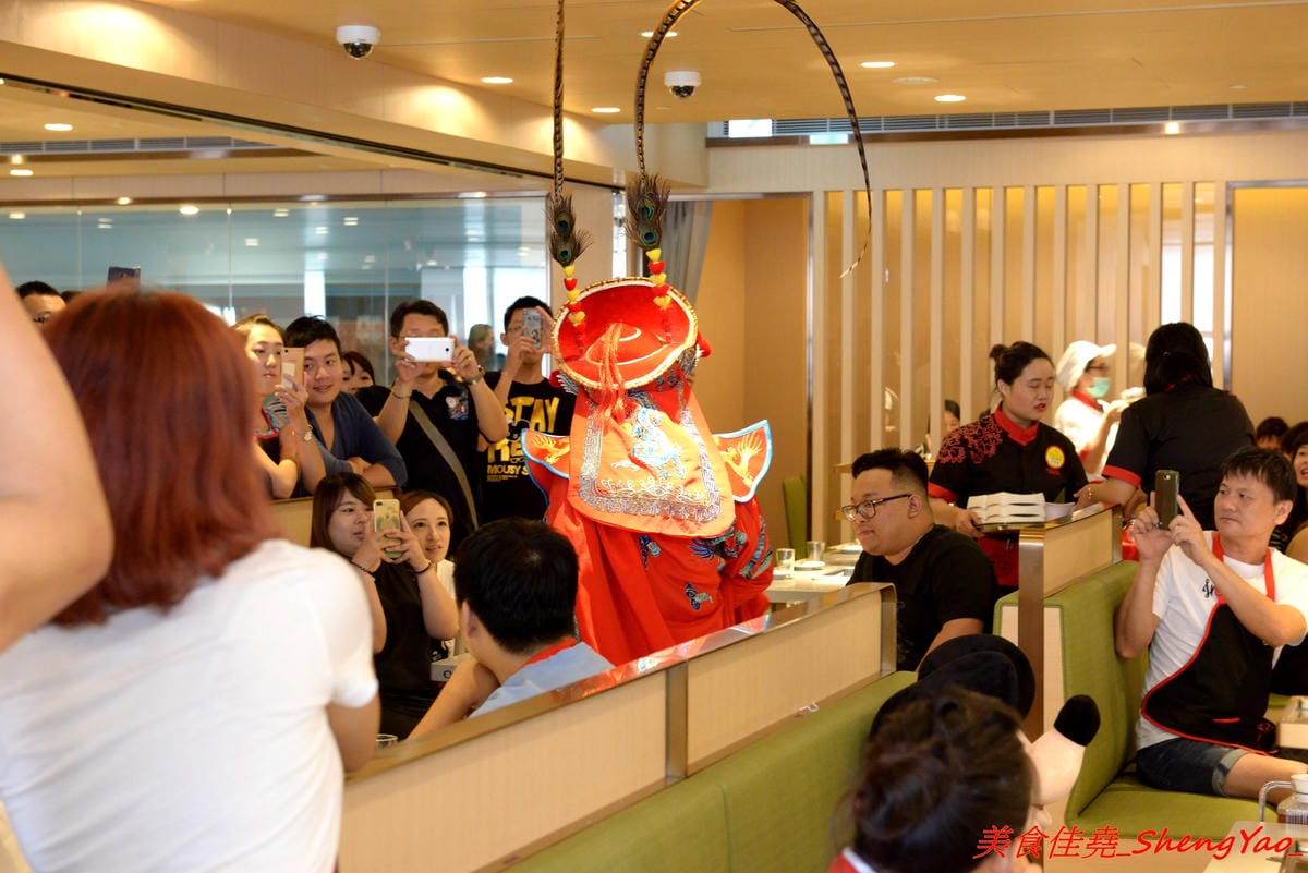 [台中西屯]海底撈火鍋台中大遠百店 – 海底撈火鍋台中店開始試賣,火鍋湯底湯頭有特色,東西新鮮不錯吃,專人桌邊服務貼心至極,還會幫單身客人找伴XD,用餐時還有拉麵表演和變臉秀表現,不限用