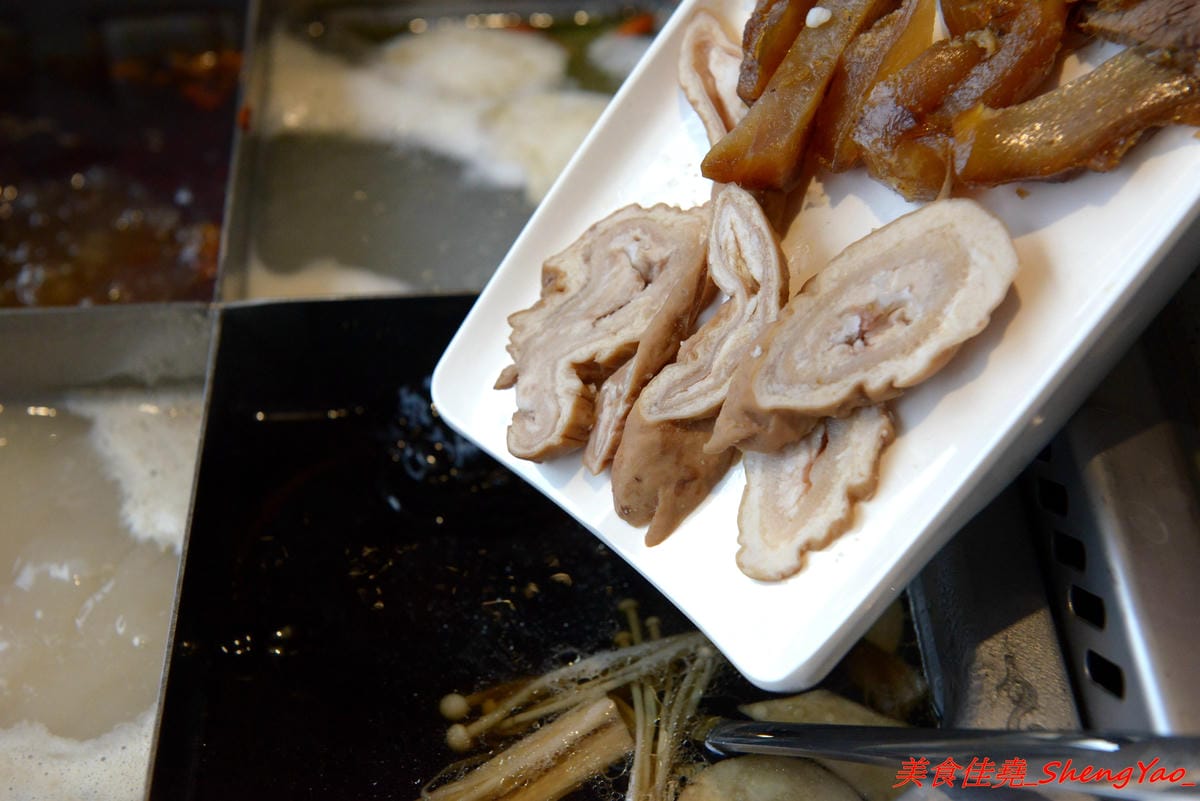[台中西屯]海底撈火鍋台中大遠百店 – 海底撈火鍋台中店開始試賣,火鍋湯底湯頭有特色,東西新鮮不錯吃,專人桌邊服務貼心至極,還會幫單身客人找伴XD,用餐時還有拉麵表演和變臉秀表現,不限用