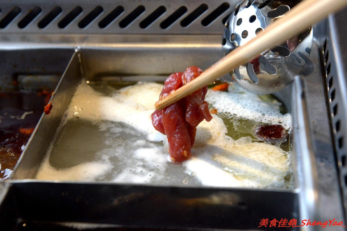 [台中西屯]海底撈火鍋台中大遠百店 – 海底撈火鍋台中店開始試賣,火鍋湯底湯頭有特色,東西新鮮不錯吃,專人桌邊服務貼心至極,還會幫單身客人找伴XD,用餐時還有拉麵表演和變臉秀表現,不限用