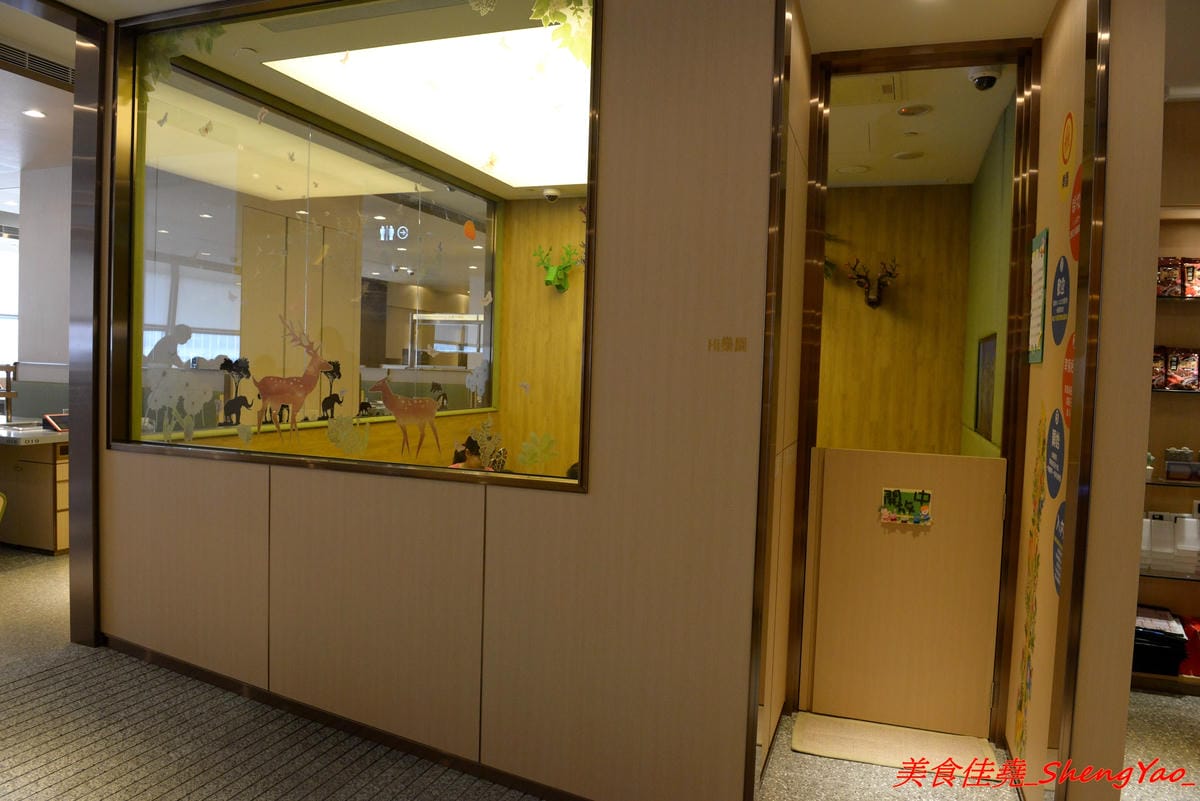 [台中西屯]海底撈火鍋台中大遠百店 – 海底撈火鍋台中店開始試賣,火鍋湯底湯頭有特色,東西新鮮不錯吃,專人桌邊服務貼心至極,還會幫單身客人找伴XD,用餐時還有拉麵表演和變臉秀表現,不限用
