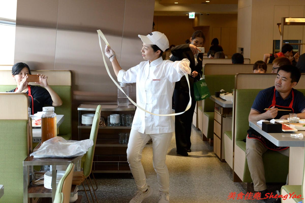 [台中西屯]海底撈火鍋台中大遠百店 – 海底撈火鍋台中店開始試賣,火鍋湯底湯頭有特色,東西新鮮不錯吃,專人桌邊服務貼心至極,還會幫單身客人找伴XD,用餐時還有拉麵表演和變臉秀表現,不限用