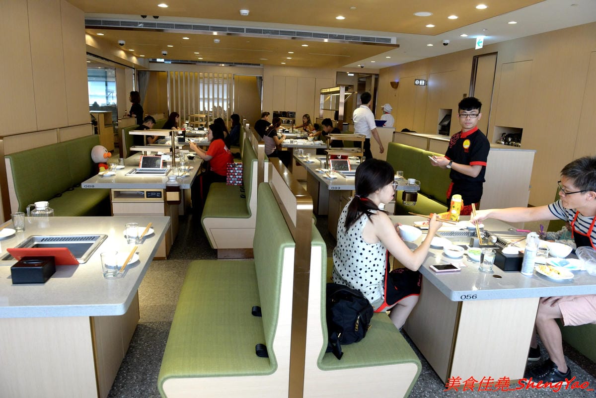 [台中西屯]海底撈火鍋台中大遠百店 – 海底撈火鍋台中店開始試賣,火鍋湯底湯頭有特色,東西新鮮不錯吃,專人桌邊服務貼心至極,還會幫單身客人找伴XD,用餐時還有拉麵表演和變臉秀表現,不限用