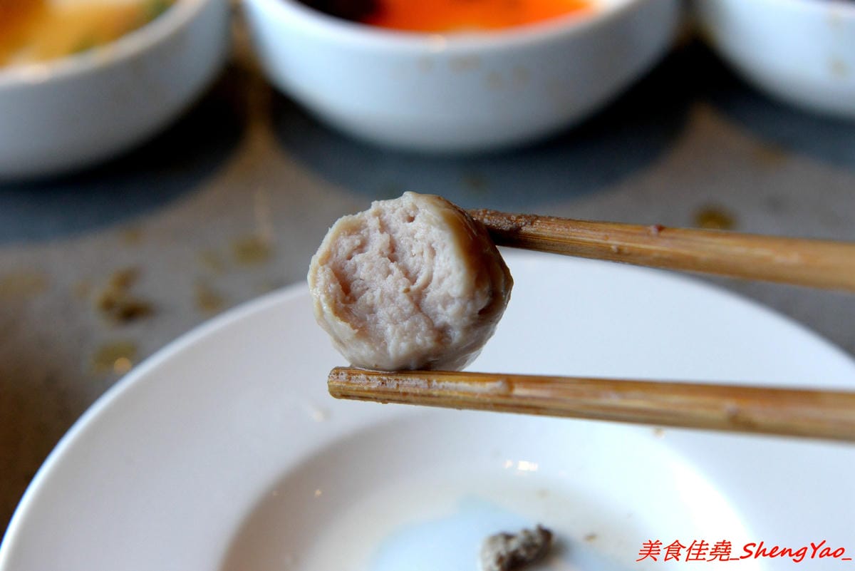 [台中西屯]海底撈火鍋台中大遠百店 – 海底撈火鍋台中店開始試賣,火鍋湯底湯頭有特色,東西新鮮不錯吃,專人桌邊服務貼心至極,還會幫單身客人找伴XD,用餐時還有拉麵表演和變臉秀表現,不限用